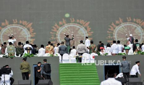  Lima Bedug Dikabarkan Hilang saat Satu Abad NU, Panitia Klarifikasi. Foto:  Presiden Joko Widodo (tengah) bersama Rais Am Miftachul Akhyar (kanan) dan Ketum PBNU Yahya Cholil Staquf saat meresmikanndan membuka acara Resepsi Satu Abad Nahdlatul Ulama di Stadion Gelora Delta Sidoarjo, Jawa Timur, Selasa (7/2/2023). Presiden bersama Wakil Presiden dan sejumlah Menteri Kabinet Indonesia Maju menghadiri acara Resepsi Puncak Satu Abad NU sekaligus meresmikan dan membuka kegiatan tersebut. Acara resepsi tersebut berlangsung selama 24 jam dengan diisi beragam kegiatan seperti membaca shalawat dan shalat qiyamul lail, karnaval kebudayaan nusantara, bazar UMKM, dan panggung hiburan rakyat yang akan diisi oleh sejumlah band dan musisi seperti Slank, Rhoma Irama dan Maher Zain.