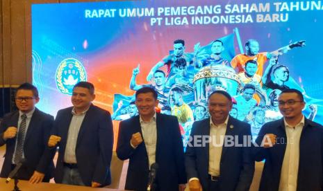 (Kiri-kanan) Direktur Operasional PT Liga Indonesia Baru (LIB) Asep Saputra, Direktur PT LIB Munafri Arifuddin, Direktur Utama PT LIB Ferry Paulus, Komisaris Utama PT LIB Zainudin Amali, Komisaris PT LIB Sadikin Aksa usai menggelar Rapat Umum Pemegang Saham (RUPS) di Hotel Mulia, Jakarta, Selasa (20/6/2023).