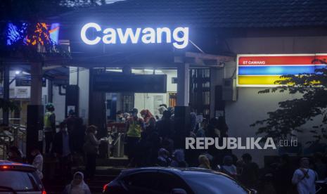 Sejumlah penumpang KRL Commuter Line mengantre untuk memasuki Stasiun Cawang, Jakarta, Kamis (23/12). Dampak dari pembatasan kuota penumpang yang akan menaiki KRL membuat terjadinya antrean penumpang di depan Stasiun Cawang hingga terowongan Cikokol. Republika/Putra M. Akbar