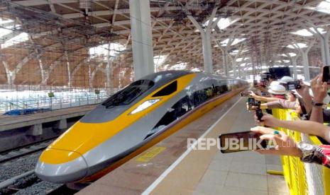 PT Kereta Cepat Indonesia China (KCIC) melakukan uji coba operasional Kereta Cepat Jakarta Bandung (KCJB) dengan kecepatan 350 km per jam.