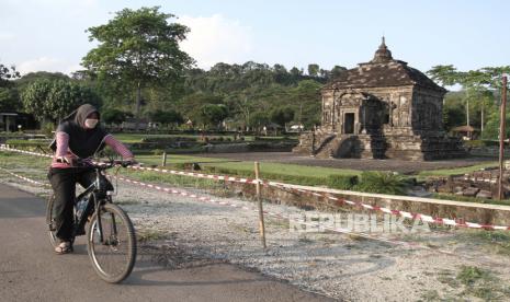 Warga mengunjungi obyek wisata Candi Banyunibo di Bokoharjo, Prambanan, Sleman, DI Yogyakarta, Selasa (9/6/2020). Dinas Pariwisata DIY berencana menerapkan standar operasional prosedur (SOP) dan protokol kesehatan ketat pada sektor pariwisata dengan mengedepankan konsep bersih, sehat dan aman sebagai tahapan menuju normal baru guna mencegah penularan COVID-19