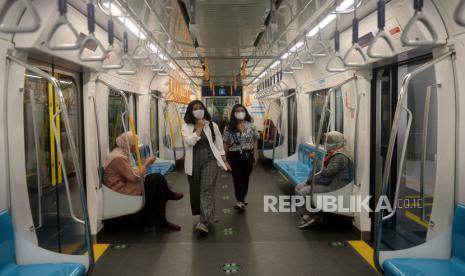 Penumpang berada di dalam kereta MRT di stasiun Bundaran HI, Jakarta. ilustrasi Prayogi/Republika.