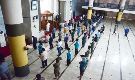 Masjid Raya Bandung Gelar Sholat Idul Fitri dengan Prokes . Foto: Penarapan protokol kesehatan saat shalat dzuhur berjamaah di Masjid Raya Alun-alun Kota Bandung, Senin (8/2). Hingga saat ini masjid Raya Bandung tetap konsisten menerapkan protokol kesehatan pencegahan Covid-19 secara ketat. Setiap shalat berjamaah ada pertugas yang mengatur barisan agar jarak tetap terjaga. 