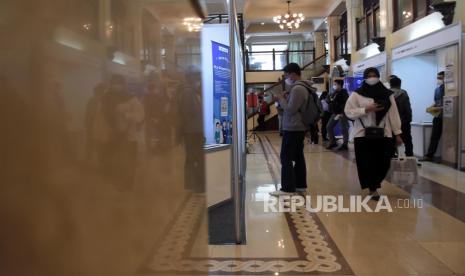 Sejumlah pencari kerja berada di area Career Expo di Gedung Landmark Bandung. Meningkatnya jumlah lowongan kerja juga bisa mengakibatkan meningkatnya penipuan pekerjaan dan lowongan-lowongan palsu.