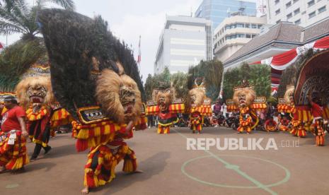 Seniman mementaskan Reog Ponorogo dalam pawai budaya Reog Ponorogo di Kantor Kemenko Pembangunan Manusia dan Kebudayaan di Jakarta, Ahad (27/8/2023). Pawai tersebut digelar sebagai upaya mendorong pengusulan dan pengakuan Reog Ponorogo sebagai Warisan Budaya Tak Benda (WBTB) dari UNESCO yang bakal disidangkan pada tahun depan.