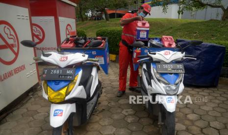 Petugas meletakkan jeriken berisikan bahan bakar minyak (BBM) jenis pertamax untuk layanan pengantaran bahan bakar minyak (BBM) bagi pemudik yang kehabisan BBM di Rest Area 86 ruas Tol Cipali, Jawa Barat, Selasa (26/4/2022).Layanan pengantar BBM oleh motoris itu diberikan untuk menyukseskan mudik Lebaran 2022. Motoris melayani pengisian BBM menggunakan sepeda motor dengan menjangkau pelanggan Pertamina yang kehabisan BBM atau tak sempat melakukan pengisian BBM di SPBU.(ilustrasi)