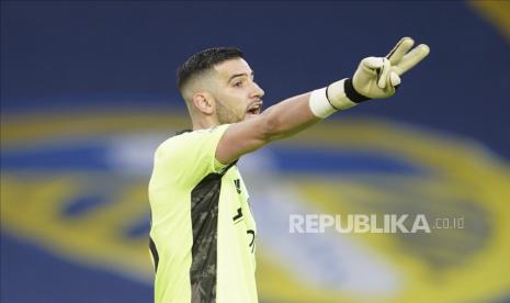 Kiper Leeds United, Kiko Casilla, memberi isyarat saat pertandingan sepak bola Liga Premier Inggris antara Leeds United dan Brighton dan Hove Albion di Stadion Elland Road di Leeds, Inggris, Sabtu, 16 Januari 2021.