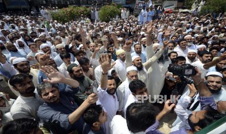 Pedagang Pakistan berdemonstrasi untuk mengutuk referensi menghina Islam dan Nabi Muhammad baru-baru ini dibuat oleh Nupur Sharma, juru bicara partai nasionalis Hindu India yang memerintah, Jumat, 10 Juni 2022, di Peshawar, Pakistan. Islamofobia di India Belum Berakhir