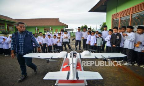 Petugas Balai Penyelidikan dan Pengembangan Teknologi Kebencanaan Geologi (BPPTKG) Yogyakarta menyiapkan drone VTOL untuk memantau kawasan kawah Gunung Marapi, di Batang Silasiah, Nagari Bukik Batabuah, Agam, Sumatera Barat, Jumat (19/1/2024). BPPTKG Badan Geologi - Kementerian ESDM yang biasa mengamati Gunung Merapi di Jawa Tengah kini diperbantukan ke Sumbar selama masa siaga darurat bencana erupsi Gunung Marapi hingga 24 Januari 2024. 