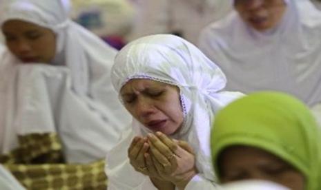 Dzikir berjamaah. Di masjid-masjid yang dikelola Muhammadiyah, tidak ada dzikir dan doa berjamaah dengan suara keras. Foto: Republika