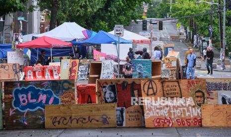 Tergeraknya Muslim Amerika Dukung Kulit Hitam. Foto: Rintangan di sekitar Capitol Hill Occupied Protest, sebuah daerah dekat sebuah kantor polisi yang ditinggalkan oleh polisi di mana para aktivis terus memprotes kebrutalan polisi dan mendukung gerakan Black Lives Matter, digambarkan di Seattle, Washington, AS, 28 Juni 2020. Kota ini berencana untuk menghapus hambatan dari daerah dan menduduki kembali kantor polisi.