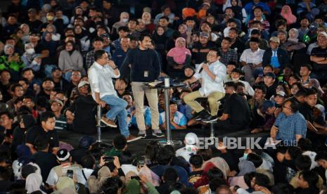 Capres dan cawapres nomor urut 1 Anies Baswedan dan Muhaimin Iskandar menjawab pertanyaan warga dalam acara Desak dan Slepet AMIN di JIExpo Kemayoran, Jakarta, Senin (30/1/2024).  Desak dan Slepet AMIN kali ini berdialog dengan kaum buruh dan para pengemudi ojek online. Pada kesempatan yang sama, musisi legendaris Rhoma Irama turut hadir sekaligus mendeklarasikan dukungannya untuk pasangan capres dan cawapres Anies Baswedan Muhaimin Iskandar pada Pemilu 2024.