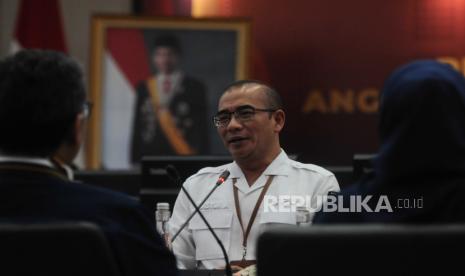 Ketua KPU Hasyim Asyari menyampaikan sambutan usai penyerahan berkas pendaftaran bakal calon legislatif dari Partai Garuda di Kantor KPU, Jakarta, Kamis (11/5/2023). Partai Garuda resmi menjadi partai keenam yang mendaftarkan bakal calon legislatif ke KPU untuk Pemilu 2024 dengan jumlah bacaleg sebanyak 580 orang.