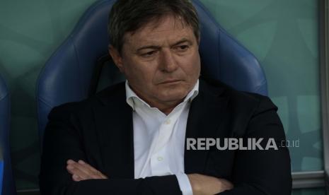 Pelatih kepala Serbia Dragan Stojkovic menghadiri pertandingan sepak bola grup G Piala Dunia antara Kamerun dan Serbia, di Stadion Al Janoub di Al Wakrah, Qatar, Senin, 28 November 2022.