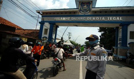 [Ilustrasi] Pemerintah Kota Tegal mengevaluasi kembali karantina wilayah dan membuka kembali pembetonan di lima titik jalur masuk Kota Tegal yang diganti dengan pemeriksaan kesehatan warga untuk mencegah penyebaran covid-19.