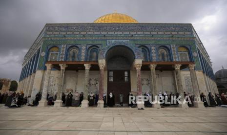  Yerusalem Mengalami Lonjakan 'Yudaiisasi' pada 2020. Foto: Wanita Muslim berkumpul untuk salat Jumat, di sebelah Masjid Kubah Batu di kompleks Masjid Al Aqsa di kota tua Yerusalem, Jumat, 6 November 2020. Pimpinan Palestina mengutuk keputusan Uni Emirat Arab untuk menjalin hubungan dengan Israel 