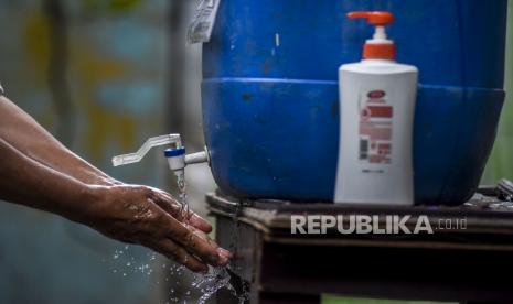 Warga mencuci tangannya saat pemberlakuan Pembatasan Sosial Berskala Mikro (PSBM) di RW 01, Kelurahan Cijerah, Kecamatan Bandung Kulon, Kota Bandung, Senin (26/10). Pemerintah Kota Bandung memberlakukan PSBM di 36 Rukun Warga (RW) di Kecamatan Bandung Kulon dari 20 Oktober hingga 3 November sebagai upaya menekan angka penyebaran Covid-19 di Kota Bandung. Foto: Abdan Syakura/Republika