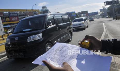 Petugas Dinas Perhubungan (Dishub) melakukan pendataan mobil kendaraan menuju Jakarta di gerbang tol Bekasi Barat, Jawa Barat, Rabu (8/4/2020). Gubernur Jawa Barat Ridwan Kamil mengajukan PSBB (Pembatasan Sosial Berskala Besar) di wilayah yang berdekatan dengan Jakarta yaitu Bekasi kota/kabupaten, Depok dan Bogor kota/kabupaten ke pemerintah pusat untuk mencegah penyebaran virus corona (COVID-19)