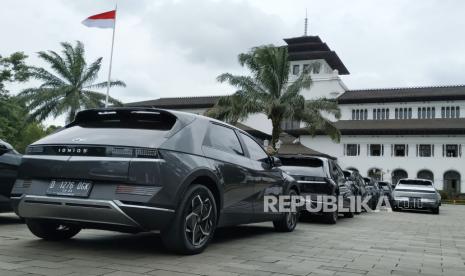 Puluhan mobil listrik merek Hyundai Ioniq 5 berjejer di halaman Gedung Sate, Jalan Diponegoro, Kota Bandung, Jawa Barat, Rabu (1/2/2023). Menteri Koordinator Bidang Maritim dan Investasi Luhut Binsar Pandjaitan mengatakan, saat ini pemerintah sedang menyusun insentif untuk kendaraan listrik.