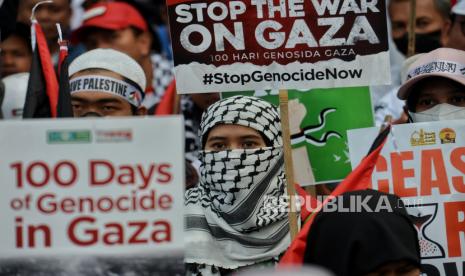 Massa menggelar aksi solidaritas global untuk Gaza di depan Kedubes Amerika Serikat, Jakarta, Sabtu (13/1/2024). Aksi tersebut merupakan bentuk kepedulian dan dukungan terhadap Palestina dalam menghadapi konflik dengan Israel. Massa juga menuntut gencatan senjata menjelang 100 hari pembantaian yang dilakukan Israel kepada warga Palestina di Jalur Gaza, membuka blokade secara menyeluruh untuk bantuan kemanusiaan. Selain itu, massa juga ikut mendukung tindakan Afrika Selatan yang menggugat Israel ke Pengadilan Internasional atas dugaan genosida oleh Israel terhadap Palestina di Gaza.