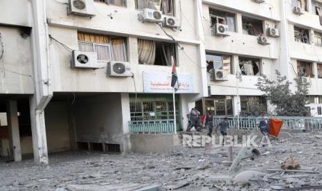  FILE - Dalam file foto 17 Mei 2021 ini, petugas medis memeriksa puing-puing klinik perawatan kesehatan Gaza setelah serangan udara Israel di lantai atas sebuah bangunan komersial dekat Kementerian Kesehatan di Kota Gaza. Dewan Konsultatif untuk Organisasi Islam Malaysia menuntut klarifikasi Otoritas Palestina (PA) tentang rekonstruksi klinik di Gaza.