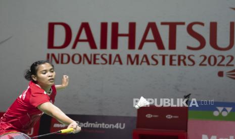 Pebulu tangkis tunggal putri Indonesia Gregoria Mariska Tunjung mengembalikan kok ke arah lawannya pebulu tangkis tunggal putri Thailand Phittayaporn Chaiwan pada babak kualifikasi Daihatsu Indonesia Masters 2022 di Istora Senayan, Jakarta, Rabu (8/6/2022). Mariska berhasil unggul dengan skor 21-14 dan 21-15. 