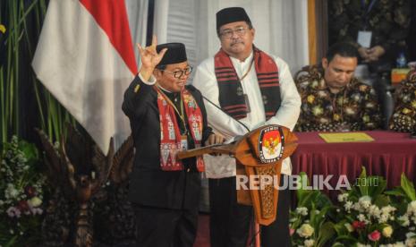 Paslon Gubernur dan Wakil Gubernur DKI Jakarta Nomor urut 3 Pramono Anung-Rano Karno menyampaikan sambutan pada acara rapat pleno terbuka pengundian dan penetapan nomor urut pasangan calon gubernur dan wakil gubernur DKI Jakarta 2024 di Gedung KPU Provinsi DKI Jakarta, Senin (23/9/2024). KPU Provinsi DKI Jakarta telah melakukan pengundian dan penetapan nomor urut pasangan calon gubernur-wakil gubernur untuk Pilgub Jakarta 2024 yaitu dengan hasil Ridwan Kamil-Suswono nomor urut 1, Dharma Pongrekun-Kun Wardana nomor urut 2 dan Pramono Anung-Rano Karno mendapat nomor 3.