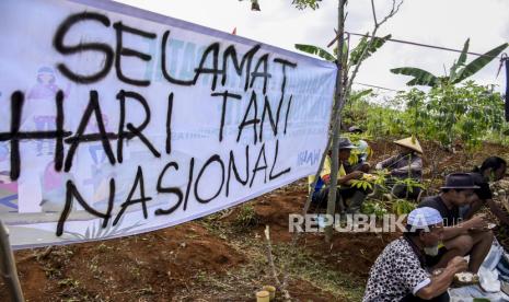 Sejumlah petani makan bersama saat aksi simpatik Hari Tani Nasional di area lahan pertanian di Desa Pagerwangi, Lembang, Kabupaten Bandung Barat, beberapa waktu lalu.