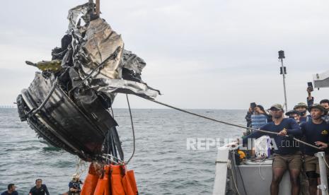 Sejumlah penyelam TNI AL menarik puing yang diduga turbin dari pesawat Sriwijaya Air SJ 182 ke atas KRI Rigel-933 di perairan Kepulauan Seribu, Jakarta, Senin (11/1/2021). Namun puing yang diduga turbin dari pesawat Sriwijaya Air SJ 182 jatuh sebelum dinaikkan ke atas kapal. 