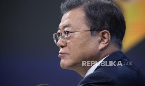 Presiden Korsel Moon Jae-in Disuntik Vaksin AstraZeneca