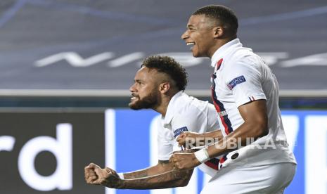  Neymar (kiri) Paris Saint Germain merayakan dengan Kylian Mbappe (kanan) selama pertandingan perempat final Liga Champions UEFA antara Atalanta dan Paris Saint-Germain di Lisbon, Portugal, 12 Agustus 2020. 