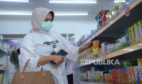 Petugas menunjukkan obat sirup yang boleh dikonsumsi saat melakukan sidak obat sirup di sebuah apotek di Jalan Buah Batu, Kota Bandung, Rabu (26/10/2022). Sidak yang dilakukan oleh Dinas Kesehatan dan BPOM Kota Bandung tersebut dilakukan untuk memastikan peredaran obat sirup yang dilarang di Kota Bandung sudah tidak di tersedia di apotek.