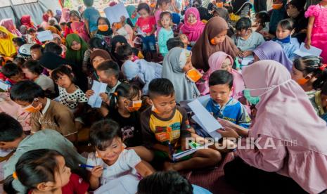 Sejumlah relawan Perlindungan Anak Terpadu Berbasis Masyarakat (PATBM) bermain dan menghibur bersama anak-anak pengungsi korban longsor di Kampung Cigobang, Lebak, Banten, Kamis (9/7/2020). Kegiatan tersebut guna memberikan dukungan psikososial melalui berbagai aktivitas kegiatan hiburan untuk anak-anak pengungsi korban bencana longsor. ANTARA FOTO/Muhamamad Bagus Khoirunas/agr/nz