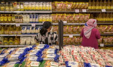 Warga membeli minyak goreng (ilustrasi). Pemkot Jambi mengingatkan warga agat tidak melakukan aksi borong atau panic buying sembako menjelang Lebaran.