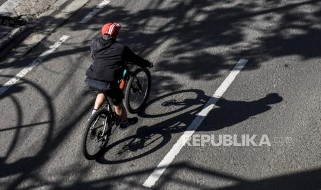 Warga berolahraga pagi dengan mengayuh sepeda di Jalan Ir H Djuanda, Kota Bandung, Ahad (14/5). Di masa pandemi Covid-19 kesadaran masyarakat akan pentingnya olahraga meningkat tajam salah satunya dengan bersepeda untuk tetap menjaga kesehatan dan stamina tubuh.