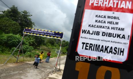 Alat Penyemprot Disifektan Otomatis. Alat penyemprot disifektan otomatis di pasang  warga di gerbang Kampung Kalipakis, Bantul, Yogyakarta, Senin (23/3)