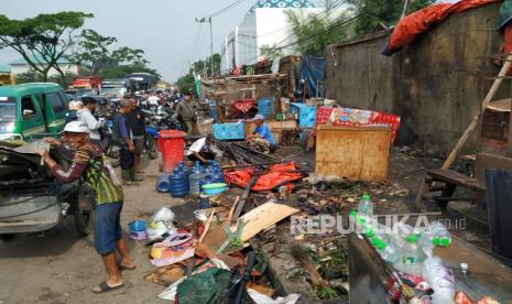 Warga bersama petugas dari unsur terkait berupaya membereskan bangunan dan pohon-pohon tumbang akibat angin puting beliung yang terjadi di Jalan Rancaekek, Kabupaten Bandung, Kamis (22/2/2024). Menurut Pakar klimatologi di Badan Riset dan Inovasi Nasional (BRIN), mengatakan, angin kencang yang merusak banyak bangunan di Rancaekek  diduga jenis badai tornado. 