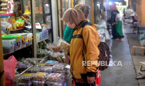 Pembeli jamu tradisional di Pasar Beringharjo, Yogyakarta, Kamis (24/2/2022). Kenaikan kasus Covid-19 akhir-akhir ini ternyata tidak menaikkan omset penjualan jamu tradisional. Berbeda dengan saat pertama kasus Covid-19 2020 silam. Untuk jamu tradisional yang masih diburu konsumen yakni jamu untuk membantu menjaga ketahanan tubuh.