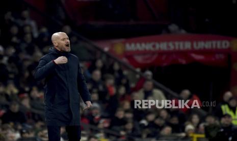  Pelatih kepala Manchester United Erik ten Hag memberi isyarat kepada para pemainnya dari pinggir lapangan pada pertandingan sepak bola putaran ke-4 Piala FA Inggris antara Manchester United dan Reading di Old Trafford di Manchester, Inggris, Ahad (29/1/2023) dini hari WIB. 