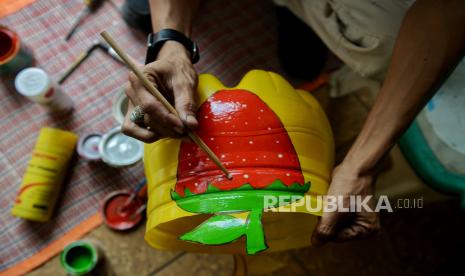 Warga membuat kerajinan dari bahan baku sampah plastik.