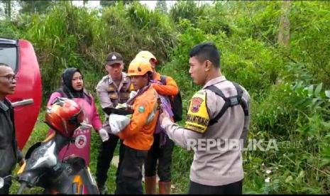 Tim SAR mengevakuasi ibu pedagang yang melahirkan bayi di pos pendakian 3 Gn. Slamet. 