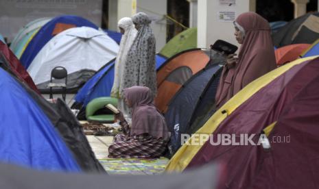 Umat muslim menunaikan Shalat Qiyamul Lail saat beritikaf pada sepuluh malam terakhir Ramadhan 1444 H di Masjid Habiburrahman, Jalan Kapten Tata Natanegara, Cicendo, Kota Bandung, Rabu (12/4/2023) dini hari. Pada sepuluh hari menjelang berakhirnya Bulan Suci Ramadhan, umat muslim melakukan Itikaf untuk meraih malam kemuliaan (Lailatul Qadar) dengan membaca Alquran, Shalat Tahajud dan berzikir.