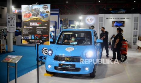 Pengunjung mengamati mobil listrik Kurnia Motors yang dipamerkan pada Periklindo Electric Vehicle Show (PEVS) 2023 di JIExpo Kemayoran, Jakarta, Kamis (18/5/2023). Kepala Staf Kepresidenan Moeldoko mengatakan, pemerintah akan mengevaluasi kebijakan subsidi kendaraan listrik.