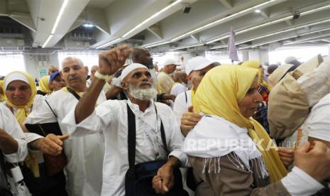 Wanita melaksanakan umroh.