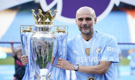 Pelatih Manchester City Pep Guardiola berfoto bersama trofi juara Liga Primer Inggris. Guardiola dinobatkan sebagai Pelatih Terbaik Liga Primer Inggris Musim Ini.