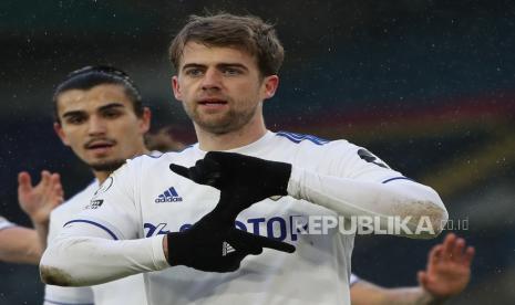 Patrick Bamford (kanan) dari Leeds setelah mencetak gol pada pertandingan sepak bola Liga Utama Inggris antara Leeds United dan Burnley FC di Leeds, Inggris, 27 Desember 2020.