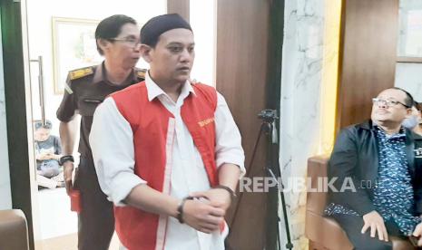 Tersangka pembunuh anak dan penganiaya istri di Kelurahan Jatijajar, Kota Depok, Rizky Noviyandi Achmad. Dalam sidang, jaksa sebut pembunuh anak di depok juga lakukan KDRT kepada istrinya.