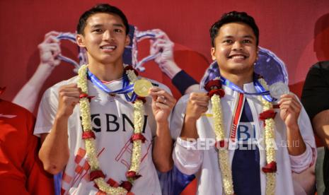 Juara All England 2024 tunggal putra Jonatan Christie dan Anthony Ginting tiba di Bandara Soekarno Hatta, Tangerang, Banten, Senin (18/3/2024). Bulu tangkis tunggal putra Indonesia kembali menorehkan sejarah melalui pebulu tangkis tunggal putra Jonatan Christie setelah berhasil menjuarai All England 2024 dan mengakhiri paceklik gelar selama 30 tahun. Selain itu pasangan ganda putra Fajar Alfian dan Rian Ardianto berhasil mempertahankan titel juara pada kelompok ganda putra All England 2024. Keberhasilan tunggal putra dan ganda putra memastikan Indonesia keluar sebagai juara umum pada gelaran All England 2024.