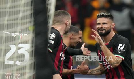  Olivier Giroud dari AC Milan (kanan) merayakan dengan rekan setimnya setelah mencetak gol ketiga timnya selama pertandingan sepak bola Liga Champions Grup E antara AC Milan dan FC Salzburg, di stadion San Siro di Milan, Italia,  Kamis (3/11/2022) dini hari WIB.