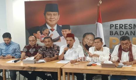 Wakil Komamdan Tim Hukum dan Advokasi TKN Prabowo-Gibran, Habiburokhman saat konferensi pers merespons putusan MKMK di Sekber Relawan Prabowo, Jakarta Barat, Selasa (7/11/2023) malam. 